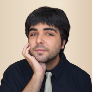 Native Brazilian Portuguese tutor teaching online lesson